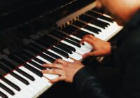 Digitalt piano med hænder